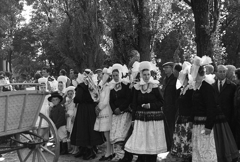 File:Wesele biskupiańskie. Kobiety w strojach tradycyjnych przed kościołem - Krobia Stara - 003139n.jpg
