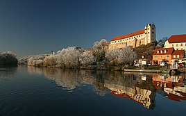 Замокот Ветин на реката Зале