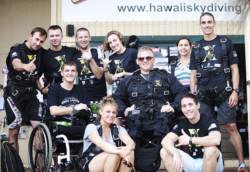 File:Wounded warrior gets 'X-T.R.E.M.E.' in Hawaii 121129-M-NG901-005.jpg