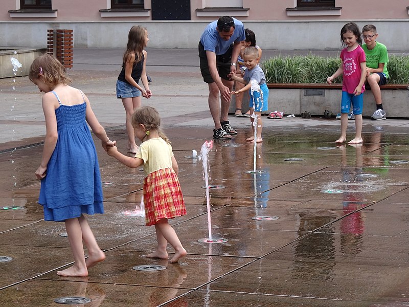 File:Young Kids in Municipal Fountain - Old Town - Zamosc - Poland (9215813539).jpg