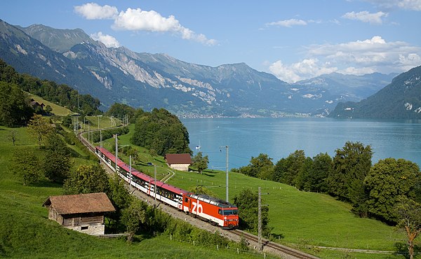 An InterRegio train following the Lake Brienz shoreline. The locomotive is a rack-and-adhesion type HGe 101.