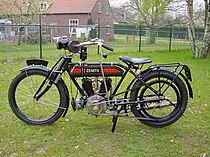 Zenith Gradua met een 770 cc JAP-motor uit 1912. De draaiknop boven de tank bedient via een stang de tandwielen van de Gradua Gear.