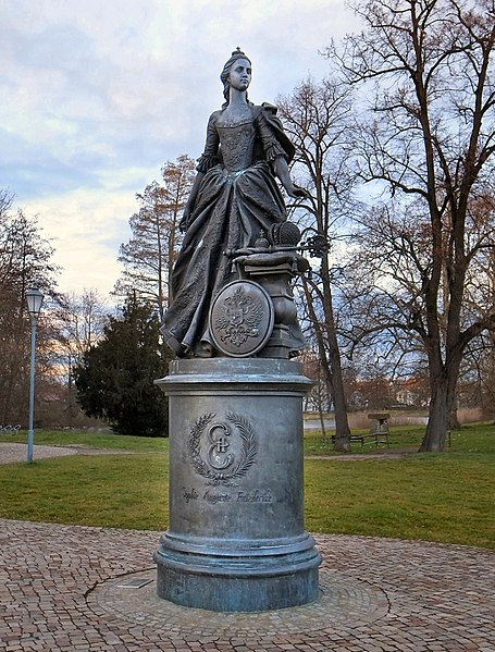 File:Zerbst,Denkmal Sophie Auguste Friederike,Katharina II.(Russland).jpg