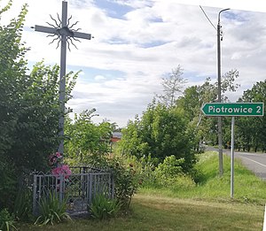 Znak Piotrowice i krzyż.jpg