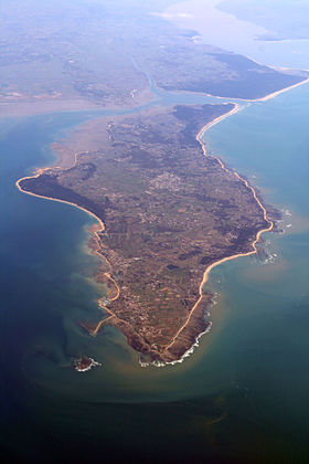 Vue aérienne depuis le nord de l'île. En arrière-plan, la presqu'île d'Arvert et l'estuaire de la Gironde.