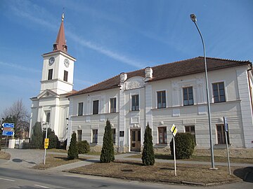 Église Saints-Pierre-et-Paul et presbytère.