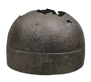 <span class="mw-page-title-main">Cervelliere</span> Hemispherical, close-fitting skull cap of steel or iron