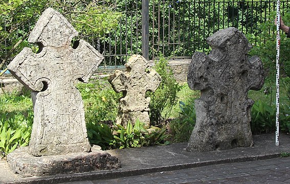 Каменные кресты XV—XVI веков из деревни Войносолово у Екатерининского собора в Кингисеппе