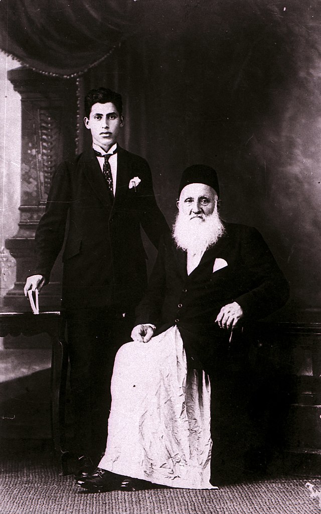 הרב מרדכי אקלר, ממנהיגי קהילת אנוסי משהד, דרשן ומתרגם ספרות דתית, ולידו נכדו.