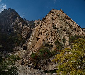 0438 - Nordkorea 2015 - Kumgang Gebirge - Kuryong Fasserfall (22543108597).jpg