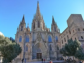 046 Catedral de Barcelona i torre romana de Ca l'Ardiaca, des de la plaça de la Catedral.jpg