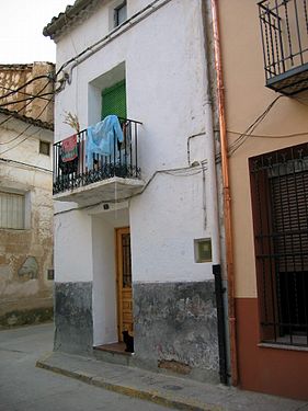 Detalle de casa con baltón tradicional con ropa tendida en Torrebaja (Valencia), calle de Zaragoza.