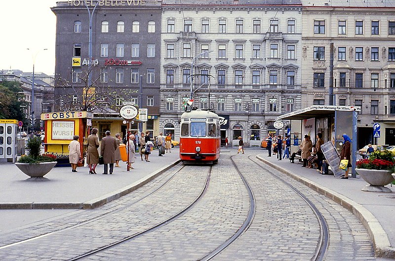 File:109L24121083 Alserbachstrasse, Haltestelle Franz Josefsbahnhof, Strassenbahn Linie D, Typ L4 578.jpg