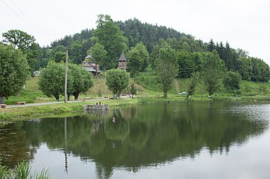 Kirkko joelta katsottuna.