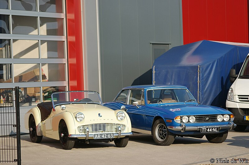 File:1959 Triumph TR3A & 1977 Triumph Stag (16896871405).jpg