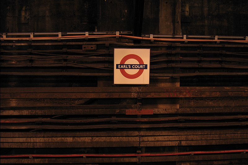 File:2006-02-04 - London - Underground - Earls Court (4888654290).jpg