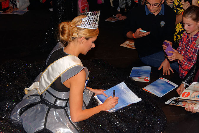 Camille Cerf (Miss France 2015), en pleine séance de dédicace.