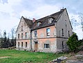 Herrenhaus, Wirtschaftsgebäude und Scheune des ehemaligen Rittergutes Niedercunewalde, dazu der ehemalige Gutspark mit Umfassungsmauern und Resten eines Brunnens