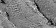 HiWish計劃下高分辨率成像科學設備顯示的亞馬遜區戈爾迪山脊附近的雅丹地貌，註：這是前一圖像的放大版。