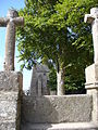 Enclos Paroissal - Drei Kreuze(1595) am Eingang stellen Jesus umgeben von Guten & Schlechten Dieben dar.Hohe Stufen als Schutz der Toten vor Dämonen.-Chapelle Saint-Gonéry - Umfriedeter Pfarrbezirk - Plougrescant - Côtes-d'Armor - (Côte de Granit Rose) - Bretagne