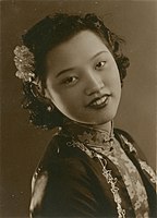 A women in Qipao at Toen circa 1940s.jpg