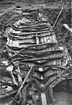 Äskekärrskeppet sett förifrån i samband med utgrävningen 1933. Spant balkar och knän är inlagda på sina platser.