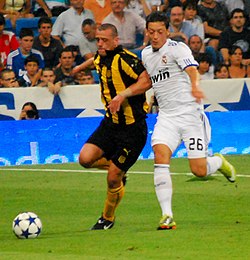 Aguirregaray vs Ozil (cropped).jpg