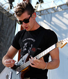 Description de l'image Alex Turner of the Arctic Monkeys in Dallas.jpg.