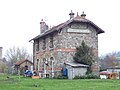 ...Il ne fallait se tromper de gare dont les bâtiments-voyageurs étaient identiques à Nolléval-la-Feuillie...