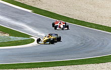 Photo de la Forti FG01-95B de Montermini devant la McLaren MP4/11 de David Coulthard à Saint-Marin