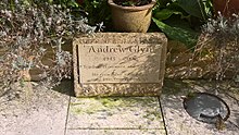 O piatră gravată cu următoarele cuvinte: "Andrew Glyn 1943–2007 profesor, economist și socialist. Ne amintim râsul tău, dragostea ta, prietenia ta".