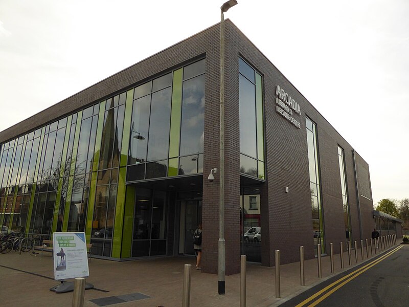 File:Arcadia library and leisure centre, Levenshulme (26321692622).jpg