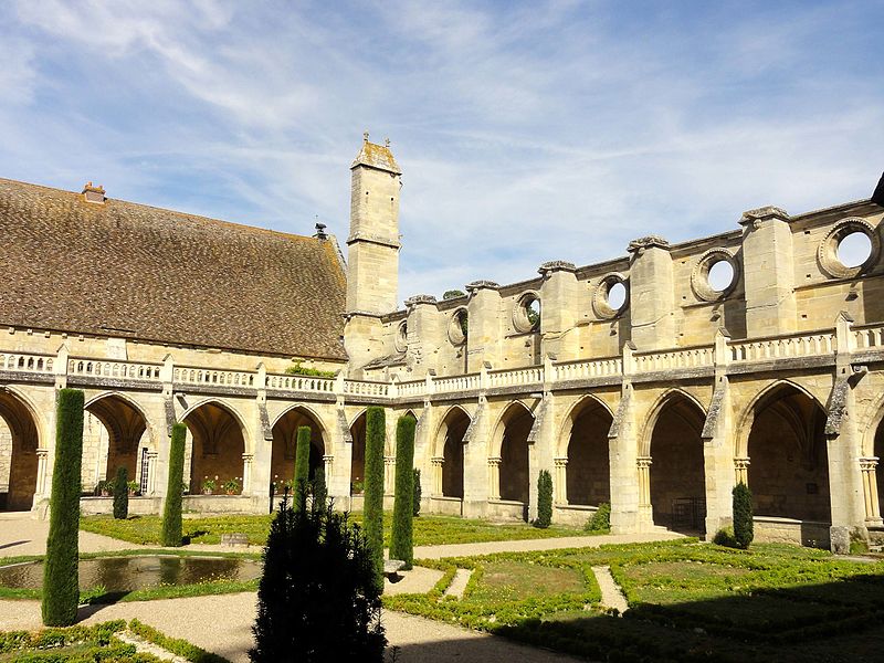 File:Asnières-sur-Oise (95), abbaye de Royaumont, cloître, côté angle nord-ouest.JPG