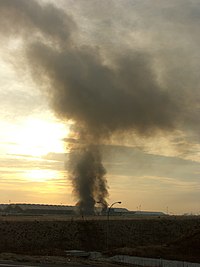 Columna de humo en el Aeropuerto de Madrid-Barajas tras la explosión de una furgoneta bomba el 30 de diciembre de 2006