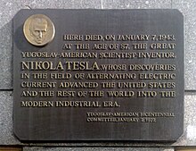 Nikola Tesla (1856-1943), 1919. Tesla en 1919 sosteniendo una