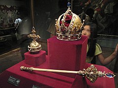 Сокровищ британии. Crown Jewels (драгоценности короны). Сокровищница британской короны (the Crown Jewels).. Лондонский Тауэр Королевские драгоценности. Лондонский Тауэр Королевская сокровищница.