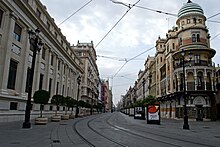 Avenida de la Constitución tras las obras de peatonalización, por la que circula el tranvía