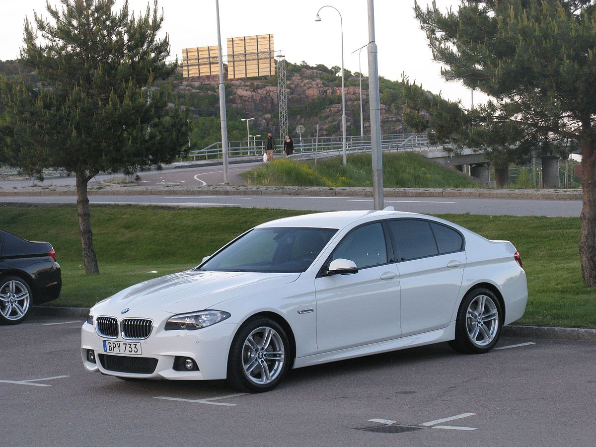 File:BMW 520d M-Sportpaket (F10) – Frontansicht, 2. Juli 2011,  Düsseldorf.jpg - Wikimedia Commons