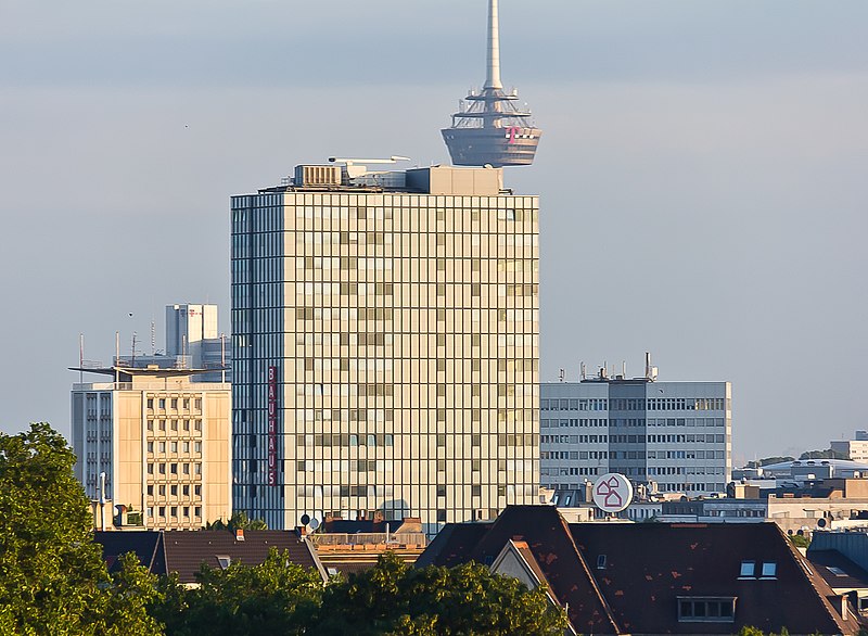 File:Ballonfahrt über Köln - Blick Richtung Barbarossaplatz mit Hochhäuser-RS-4014.jpg