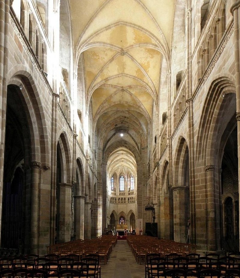 Vista della navata. Notare la tipica elevazione gotica; grandi arcate, triforio e alte finestre in alto. Notare il soffitto a volta. Il coro può essere visto in lontananza