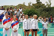 Deutsch: Beachvolleyball bei den Olympischen Jugendspielen 2018; Tag 11, 17. Oktober 2018; Mädchen, Medaillenzeremonie - Gold: Russland (Maria Woronina & Maria Botscharow), Silber: Italien (Claudia Scampoli & Nicol Bertozzi), Bronze: Norwegen (Emilie Olimstad & Frida Berntsen) English: Beach volleyball at the 2018 Summer Youth Olympics at 17 October 2018 – Girls Victory ceremony - Gold: Russia (Maria Voronina & Maria Bocharov), Silber: Italy (Claudia Scampoli & Nicol Bertozzi), Bronze: Norway (Emilie Olimstad & Frida Berntsen)