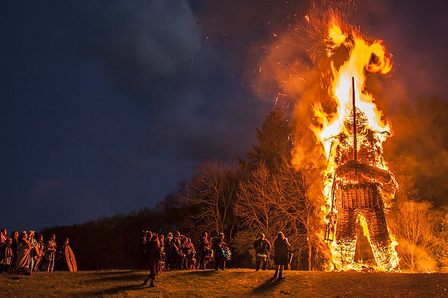 640px Beltain 2019 Wickerman burning Butser Ancient Farm photo by Eleanor Sopwith - ｢ﾊﾛｳｨﾝ｣(Halloween)はいつから? 起源と由来,お祭りの意味を紹介