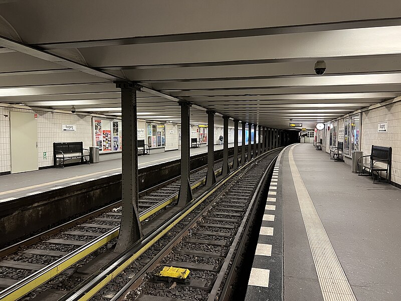 File:Berlin Theodor-Heuss-Platz lub 2023-05-01 img01 U-Bahnhof.jpg