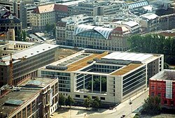 בניין משרד החוץ החדש בברלין (במרכז) עם הרייכסבנק לשעבר (משמאל)