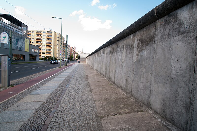 File:Berlin mauergedenkstätte strasse 30.07.2012 16-13-07.jpg