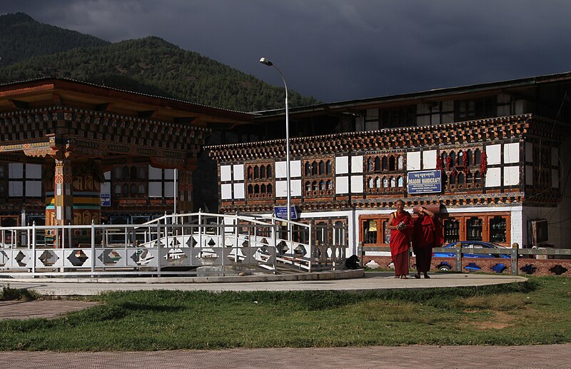 File:Bhutan-Paro-Stadt-14-Haus-Moenche-2015-gje.jpg