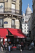 Blick auf Sacré-Coeur durch die Rue Briquet