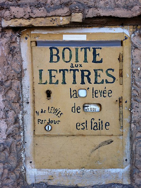 File:Boîte aux lettres à Port-Galland.JPG