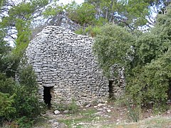 Cabane en forme de nef à Murs (Vaucluse).