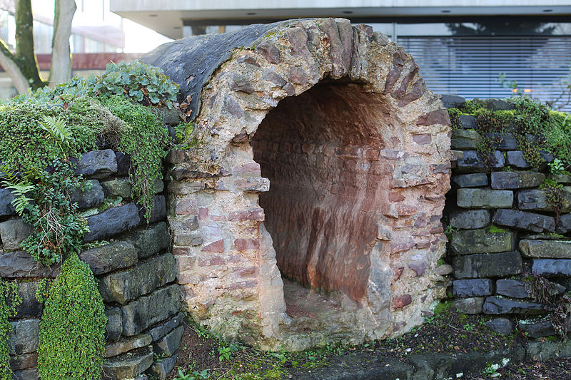 File:Bornheim Rathausvorplatz, Teilstück der römischen Eifelwasserleitung.jpg